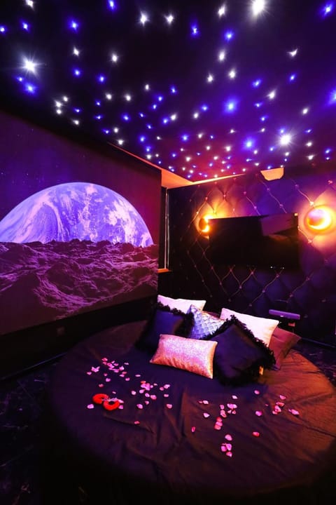 L Escapade Love Room Apartment in Laon