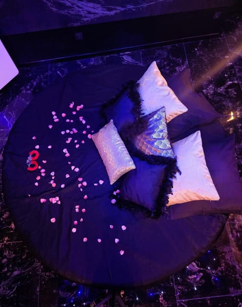 L Escapade Love Room Apartment in Laon