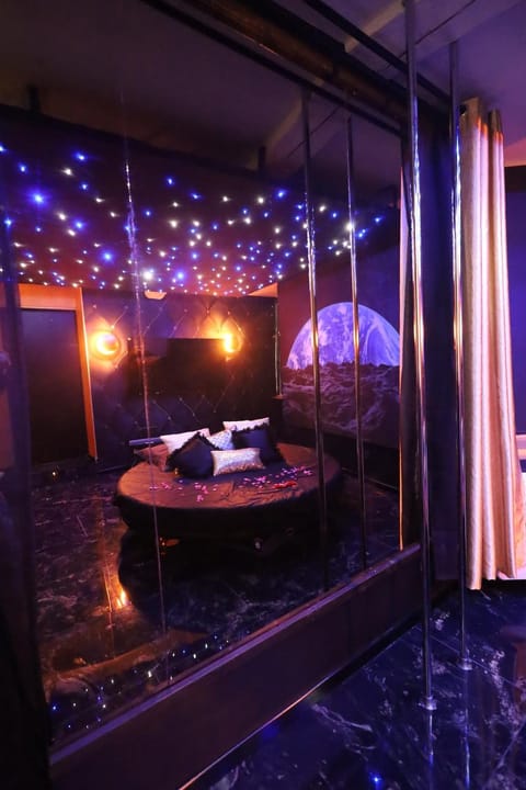 L Escapade Love Room Apartment in Laon