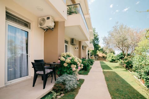 Property building, Garden, Balcony/Terrace, Garden view