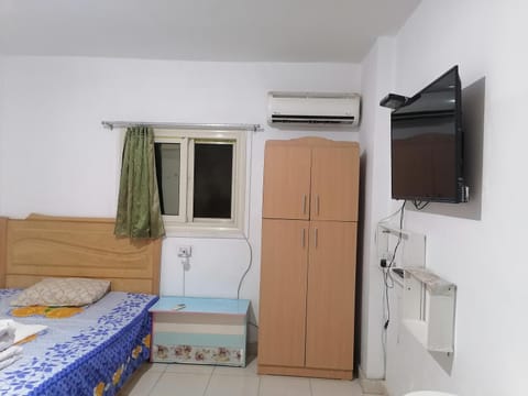 Bed, TV and multimedia, Photo of the whole room, Bedroom, wardrobe, air conditioner