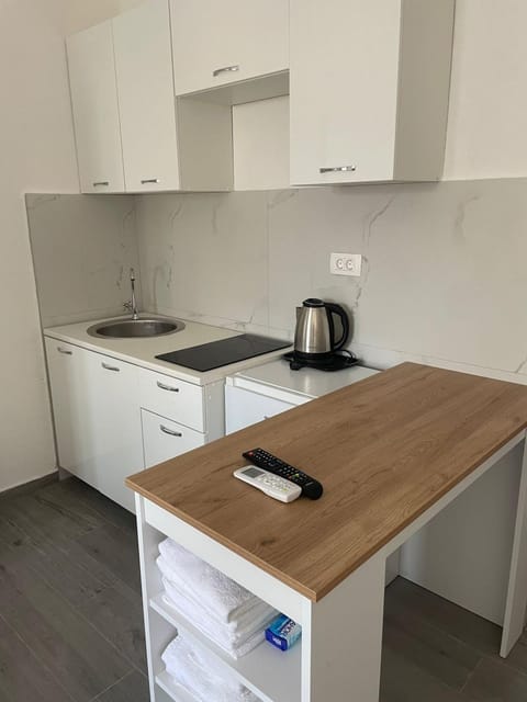 Kitchen or kitchenette, minibar, stove