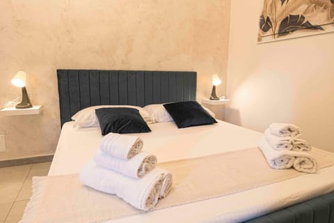 Bed, towels