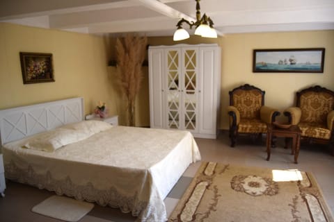 Bed, Living room, Photo of the whole room, Seating area, Bedroom