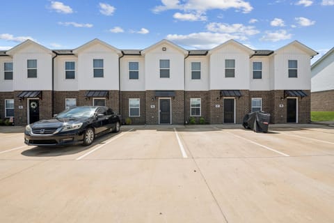 Arte Luxury townhomes D6 I Comfy 2 Bed 25 Bath Apartment in Clarksville