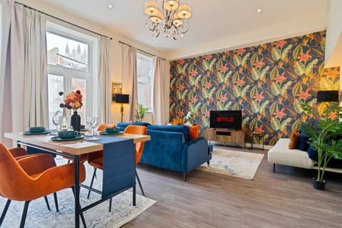 Communal lounge/ TV room, TV and multimedia, Living room, Seating area, Dining area, Evening entertainment