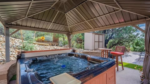 Hot Tub, Seating area