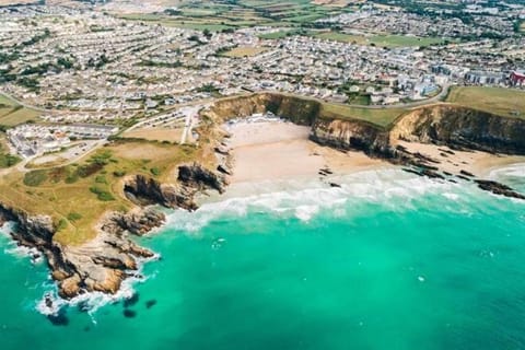 Modern surf pad, steps from Towan beach Apartment in Newquay