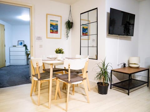 Modern surf pad, steps from Towan beach Apartment in Newquay