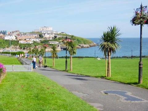 Modern surf pad, steps from Towan beach Apartment in Newquay