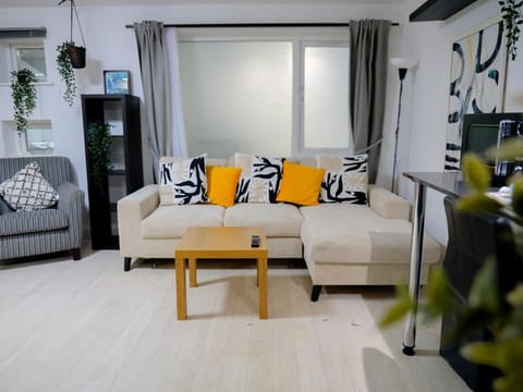 Modern surf pad, steps from Towan beach Apartment in Newquay