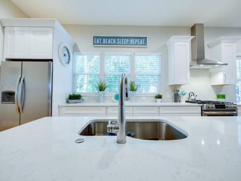 Kitchen or kitchenette, dishwasher, stove