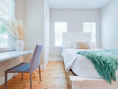 Bed, Seating area, Bedroom