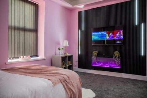 Bed, TV and multimedia, Photo of the whole room, Bedroom