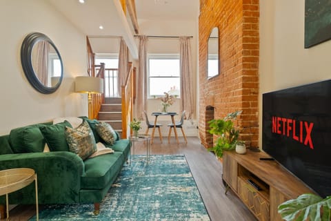 TV and multimedia, Living room, Seating area, Dining area