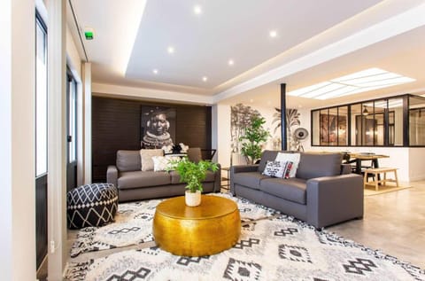 Living room, Seating area