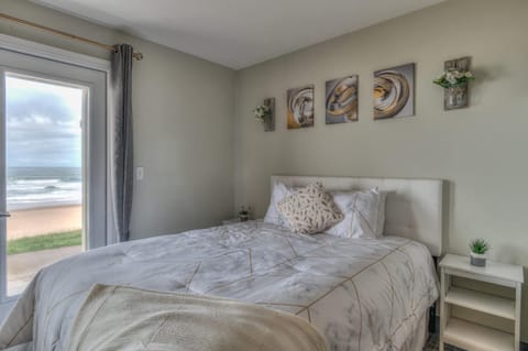 Ground Level Oceanfront Studio - Full Kitchen - Easy Beach Access - Pool & Hot Tub House in Lincoln City