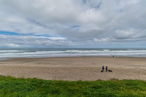 Ground Level Oceanfront Studio - Full Kitchen - Easy Beach Access - Pool & Hot Tub House in Lincoln City