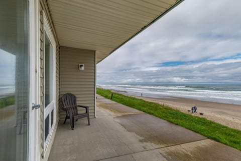 Ground Level Oceanfront Studio - Full Kitchen - Easy Beach Access - Pool & Hot Tub House in Lincoln City