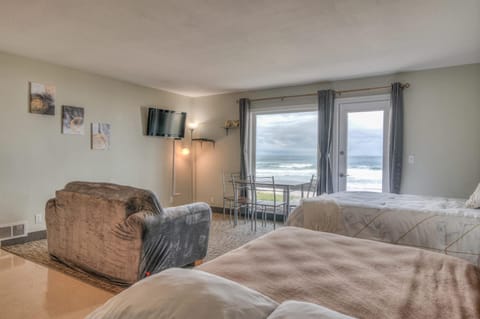 Ground Level Oceanfront Studio - Full Kitchen - Easy Beach Access - Pool & Hot Tub House in Lincoln City