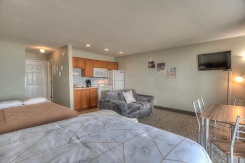 Ground Level Oceanfront Studio - Full Kitchen - Easy Beach Access - Pool & Hot Tub House in Lincoln City
