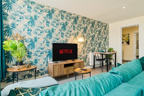 Communal lounge/ TV room, TV and multimedia, Living room, Seating area, Evening entertainment