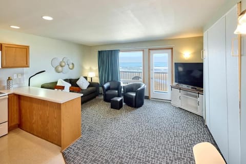Beachfront Suite - Ocean Views - Heated Pool & Hot Tub House in Lincoln City
