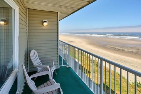 Beachfront Suite - Ocean Views - Heated Pool & Hot Tub House in Lincoln City