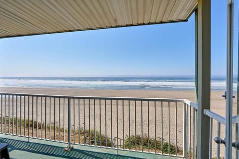 Family Suite - Sleeps Six - Ocean Views & Beach Access - Pool and Hot Tub House in Lincoln City