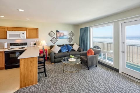 Family Suite - Sleeps Six - Ocean Views & Beach Access - Pool and Hot Tub House in Lincoln City