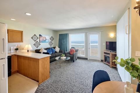 Family Suite - Sleeps Six - Ocean Views & Beach Access - Pool and Hot Tub House in Lincoln City