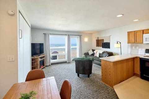 Oceanfront Suite - Sleeps Six - Full Kitchen - Pool and Hot Tub House in Lincoln City