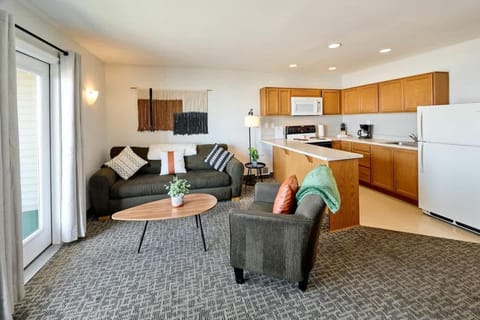 Oceanfront Suite - Sleeps Six - Full Kitchen - Pool and Hot Tub House in Lincoln City