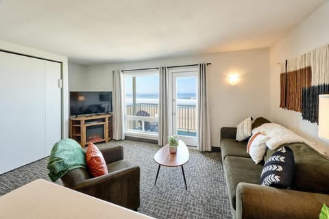 Oceanfront Suite - Sleeps Six - Full Kitchen - Pool and Hot Tub House in Lincoln City