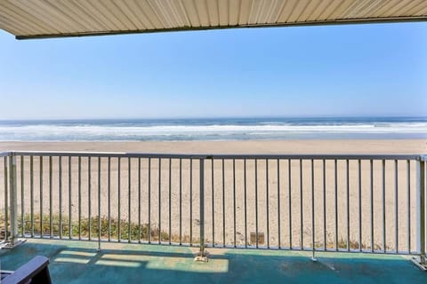 Oceanfront Suite - Sleeps Six - Full Kitchen - Pool and Hot Tub House in Lincoln City