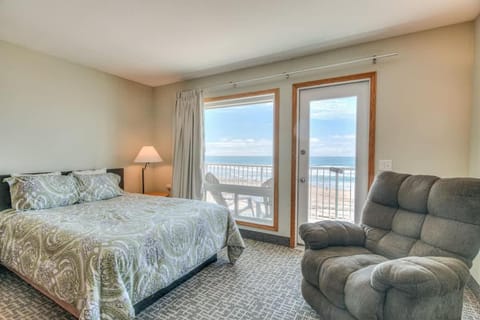 Stunning Ocean View Suite - Heated Indoor Pool and Hot Tub House in Lincoln City