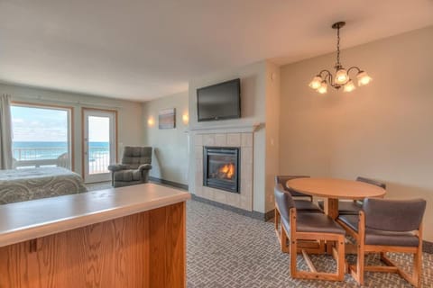 Stunning Ocean View Suite - Heated Indoor Pool and Hot Tub House in Lincoln City