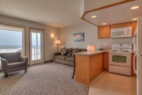 Beachfront Suite with Ocean View Full Kitchen Pool & Hot Tub Access House in Lincoln City