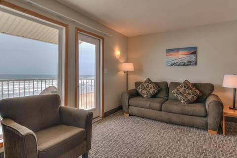 Beachfront Suite with Ocean View Full Kitchen Pool & Hot Tub Access House in Lincoln City