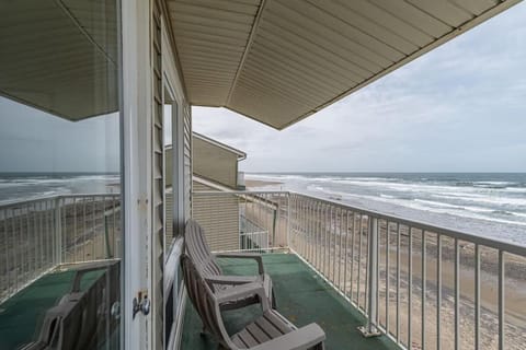 Beachfront Suite with Ocean View Full Kitchen Pool & Hot Tub Access House in Lincoln City