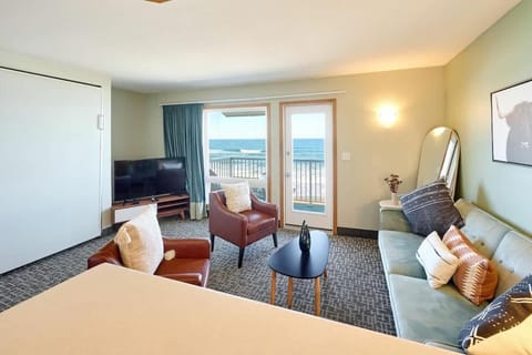 King Suite - Top Floor - Ocean View - Beach Access - Pool & Hot Tub House in Lincoln City