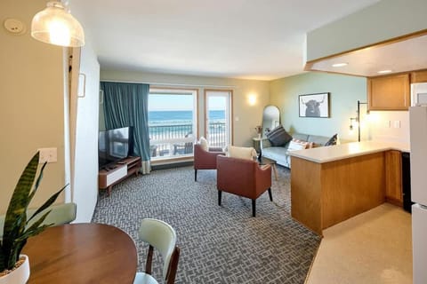 King Suite - Top Floor - Ocean View - Beach Access - Pool & Hot Tub House in Lincoln City