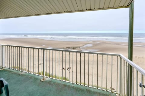 Oceanfront Family Suite - Full Kitchen - Beautiful Views and Pool & Hot Tub Access House in Lincoln City
