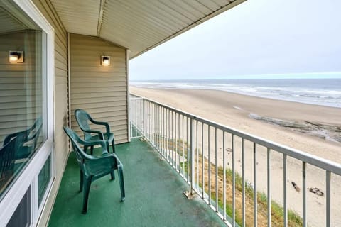 Oceanfront Family Suite - Full Kitchen - Beautiful Views and Pool & Hot Tub Access House in Lincoln City