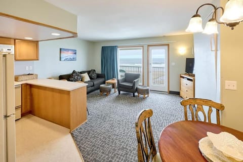 Oceanfront Family Suite - Full Kitchen - Beautiful Views and Pool & Hot Tub Access House in Lincoln City