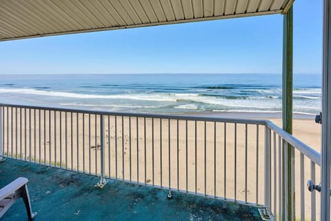 Oceanfront King Suite With Full Kitchen Beach Access Pool & Hot Tub House in Lincoln City