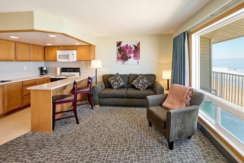 Oceanfront King Suite With Full Kitchen Beach Access Pool & Hot Tub House in Lincoln City