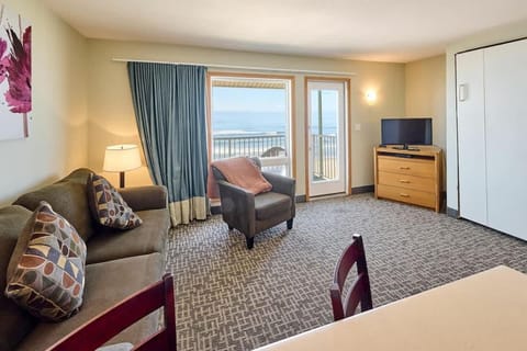 Oceanfront King Suite With Full Kitchen Beach Access Pool & Hot Tub House in Lincoln City
