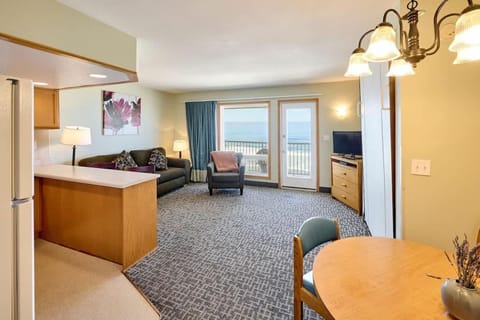 Oceanfront King Suite With Full Kitchen Beach Access Pool & Hot Tub House in Lincoln City