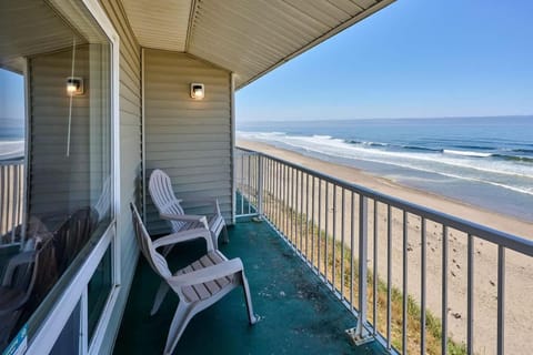Oceanfront King Suite With Full Kitchen Beach Access Pool & Hot Tub House in Lincoln City